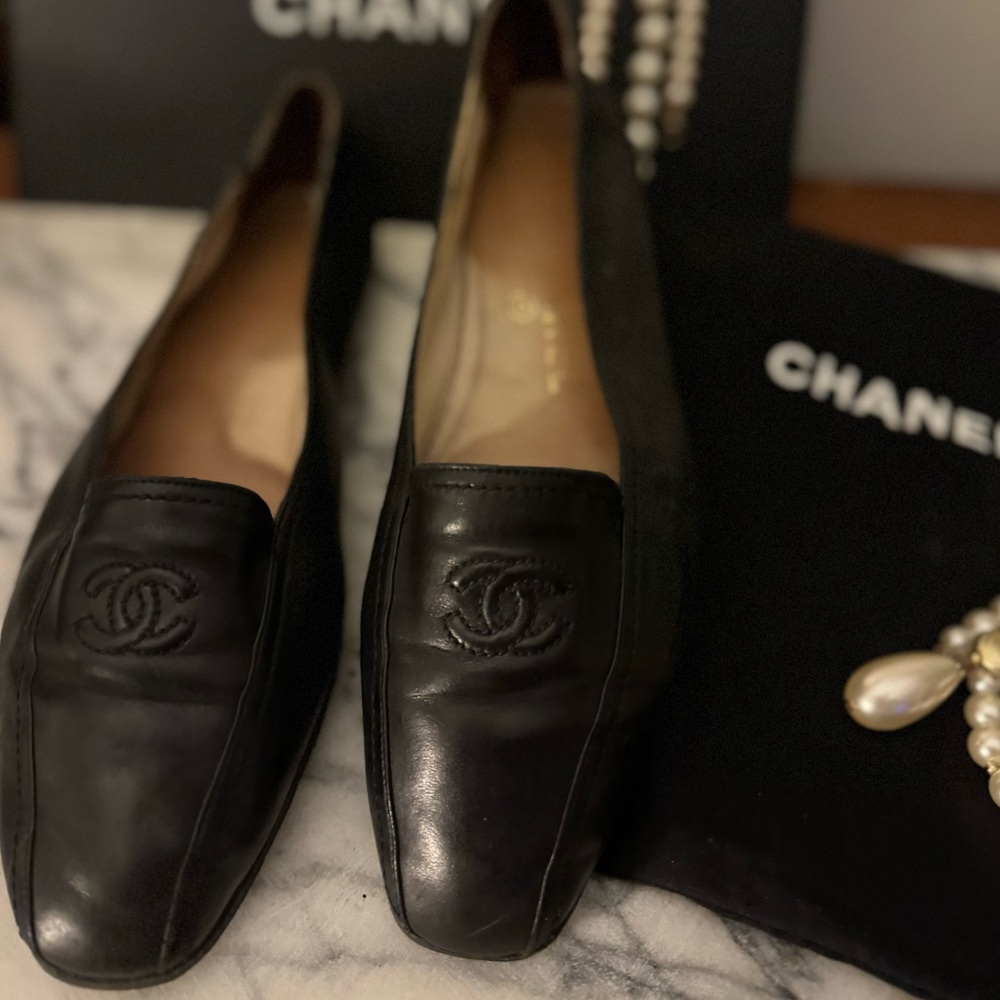 CHANEL BLACK LEATHER LOAFER